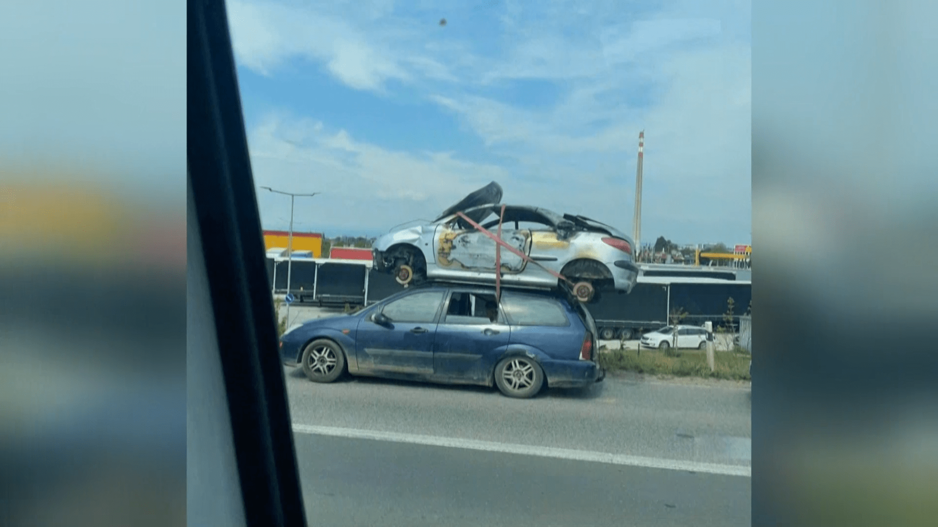 Rodina na Slovensku převážela auto na střeše svého auta.