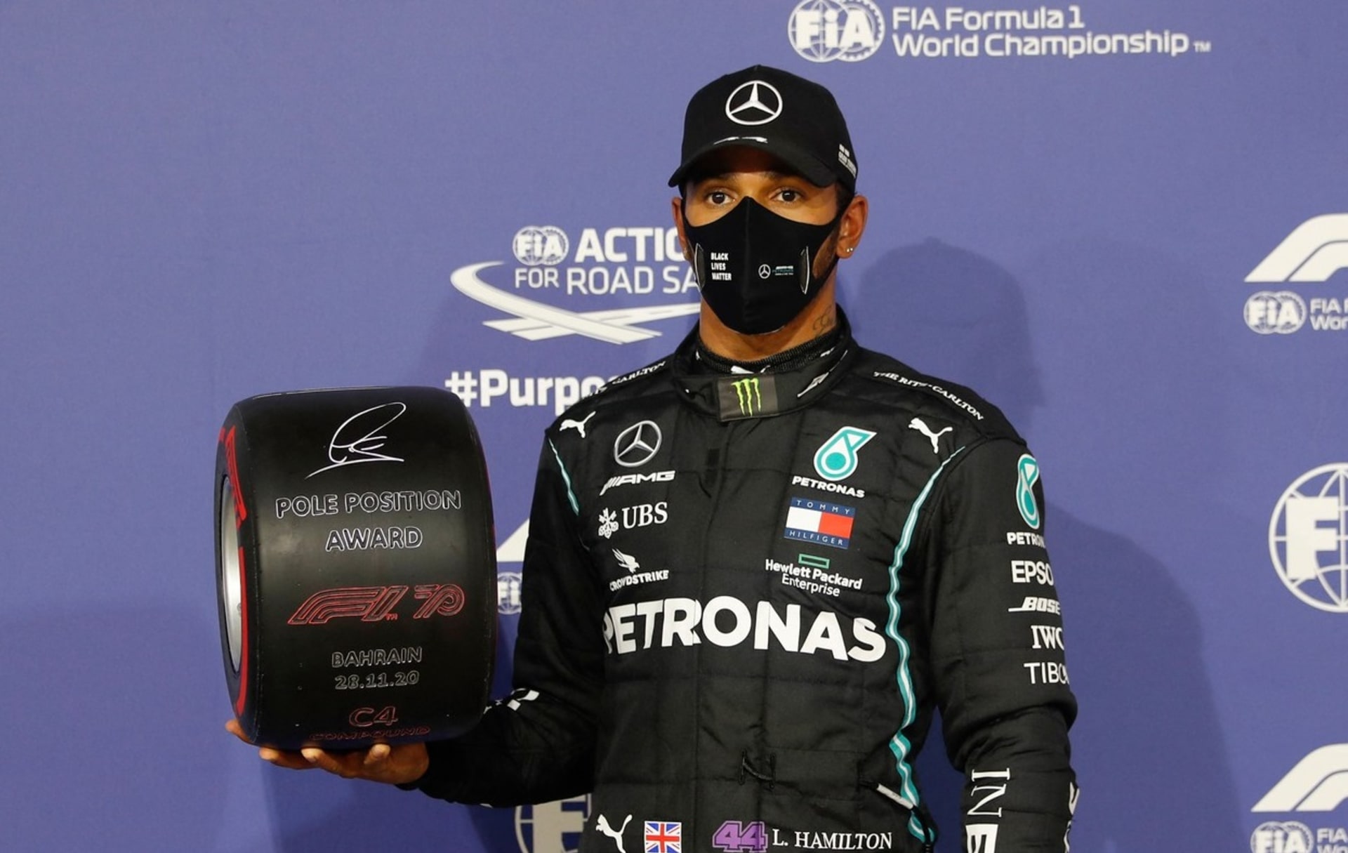 Za první místo v kvalifikaci dostávají piloti formule 1 symbolickou cenu v podobě malé pneumatiky. Lewis Hamilton netuší, kam se po převzetí trofej ztrácí.