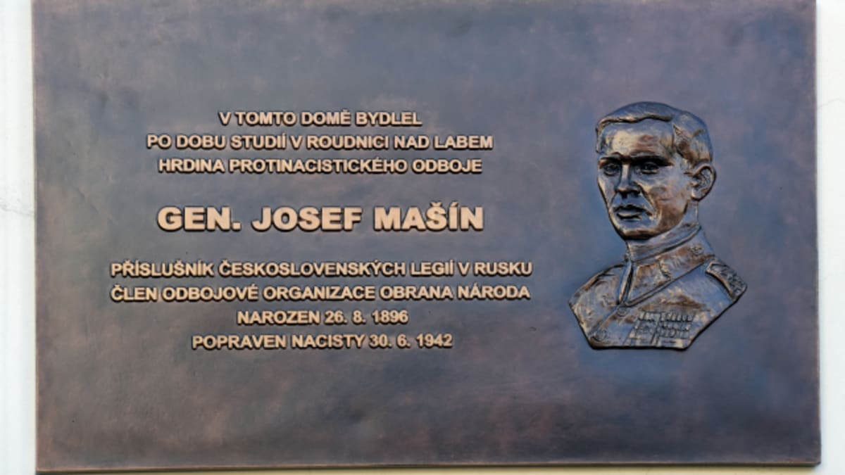 Pamětní deska na Husově náměstí v Roudnici nad Labem, kde Mašín bydlel po dobu studií. 