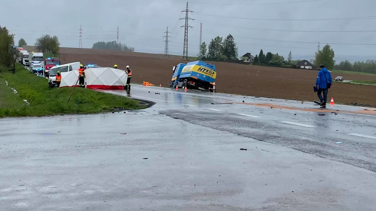 Při nehodě čtyř vozidel na silnici I/38 u Svatého Kříže na Havlíčkobrodsku zemřel ve čtvrtek odpoledne člověk, další čtyři lidé jsou zranění.