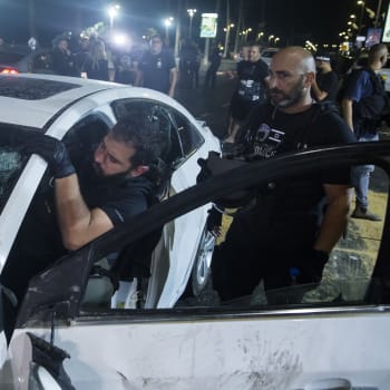 Izraelský dav zaútočil na muže poblíž města Tel Aviv.