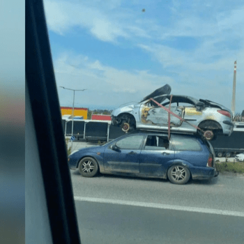 Rodina na Slovensku převáželo auto na střeše svého auta.