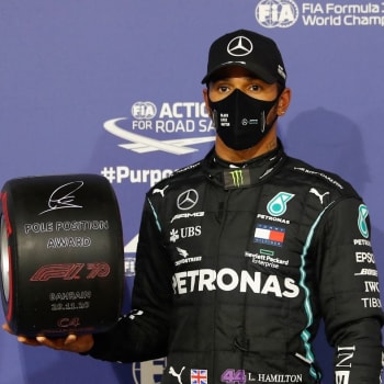 Za první místo v kvalifikaci dostávají piloti formule 1 symbolickou cenu v podobě malé pneumatiky. Lewis Hamilton netuší, kam se po převzetí trofej ztrácí.
