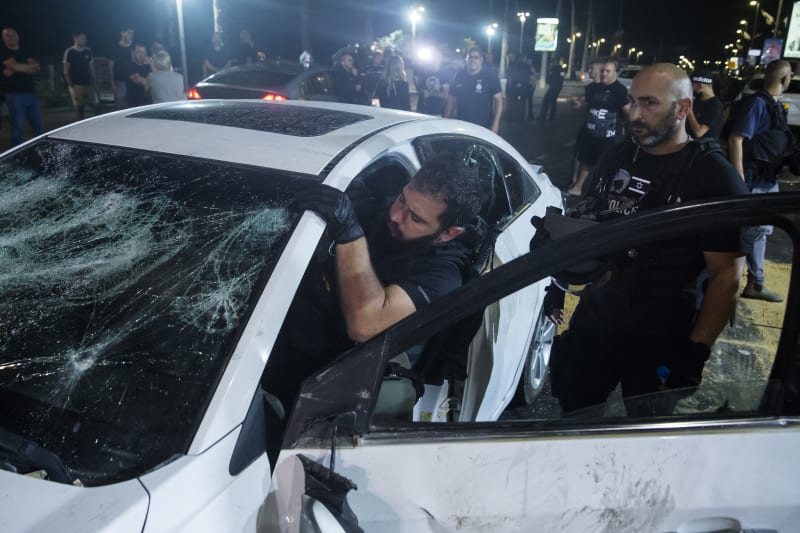 Izraelský dav zaútočil na muže, který projížděl poblíž města Tel Aviv. 
