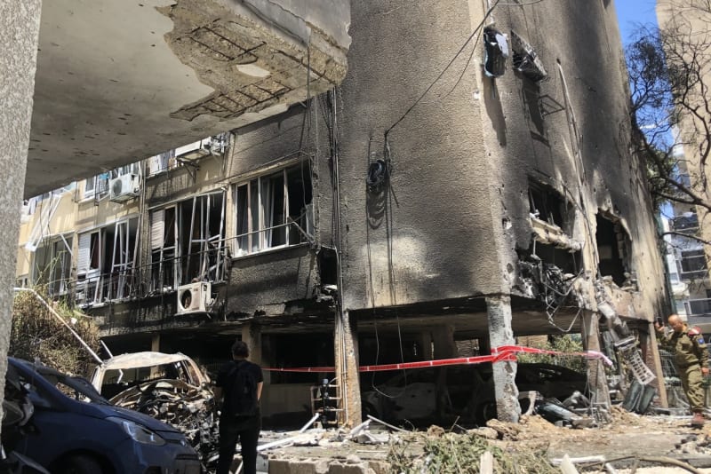 Následky zásahu raketou v izraelském městě Petach Tikva
