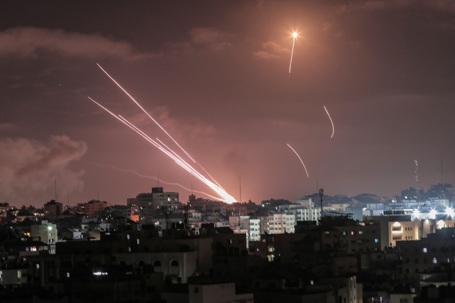 Na Gazu útočí také pozemní vojsko. 