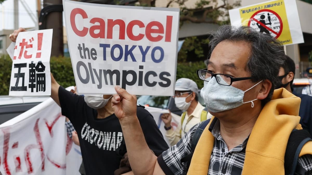 Lidé v Tokiu protestují proti konání olympijských her v době pandemie koronaviru.
