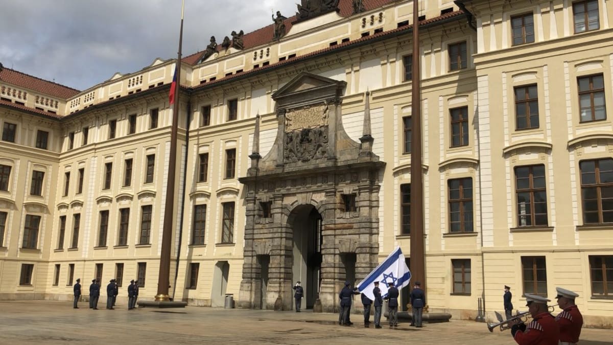 Vyvěšování izraelské vlajky na Pražském hradě (Autor Twitter /Jiří Ovčáček)