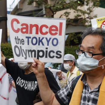 Lidé v Tokiu protestují proti konání olympijských her v době pandemie koronaviru.
