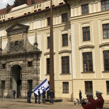 Vyvěšování izraelské vlajky na Pražském hradě (Autor Twitter /Jiří Ovčáček)