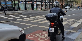 Motorkáři, pozor! Za využívání boxu pro cyklisty na semaforech hrozí vysoké pokuty