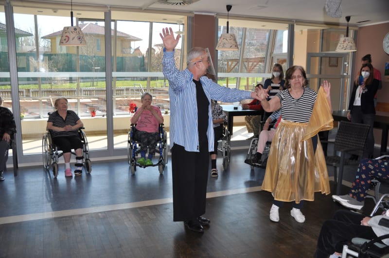 Klienti Alzheimercentra Průhonice oslavili mezinárodní den tance. 