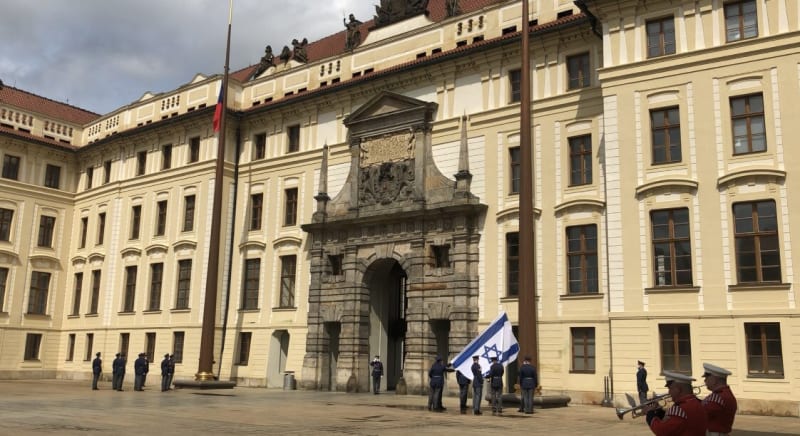 Vyvěšování izraelské vlajky na Pražském hradě