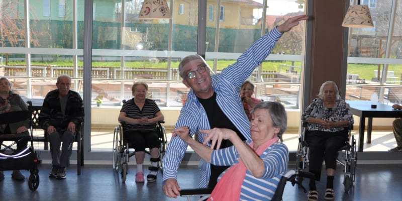 Klienti Alzheimercentra Průhonice oslavili mezinárodní den tance. 