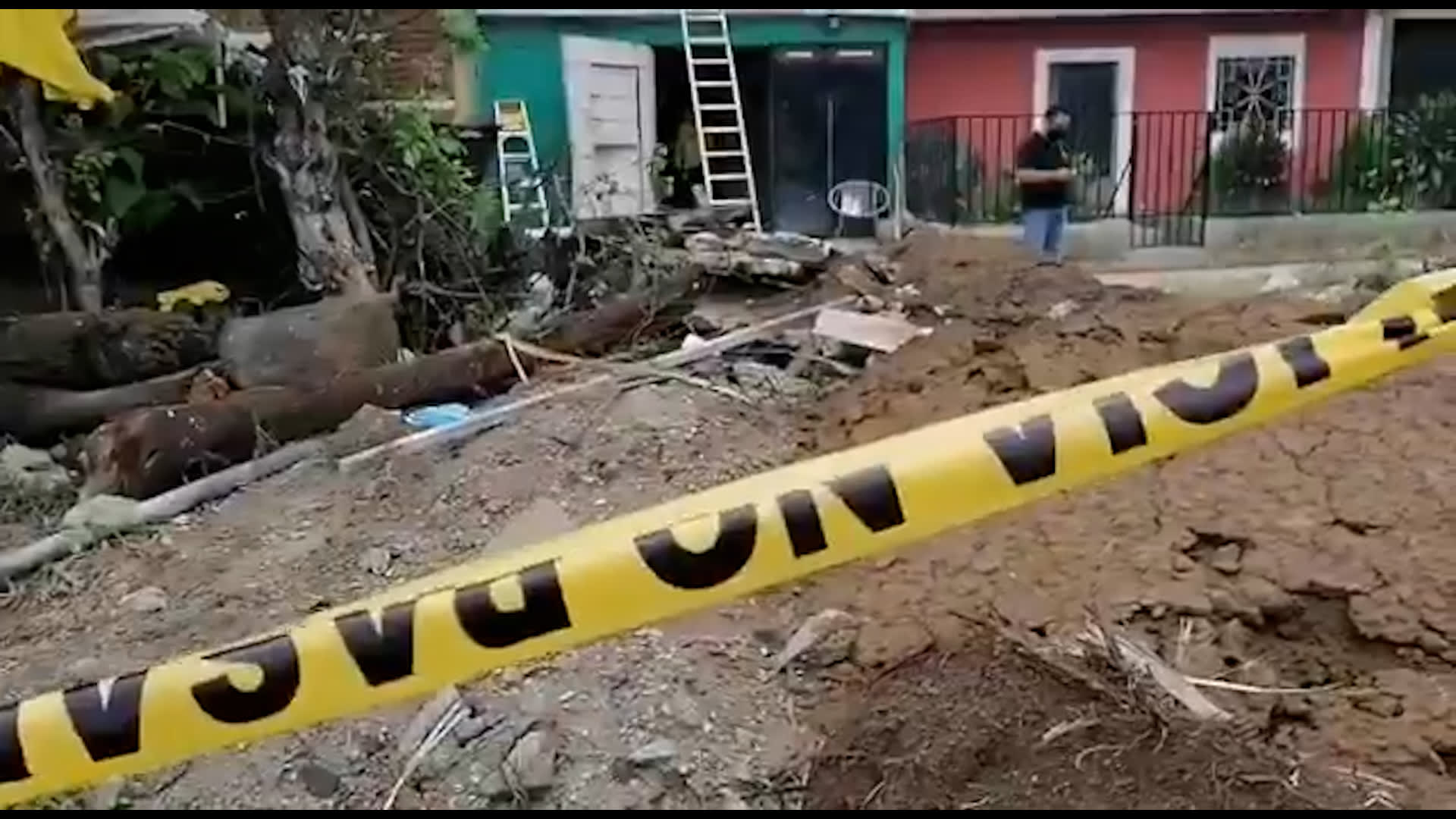 Policie v Salvadoru objevila na pozemku bývalého policisty pohřbená těla sedmi žen a tří dětí.