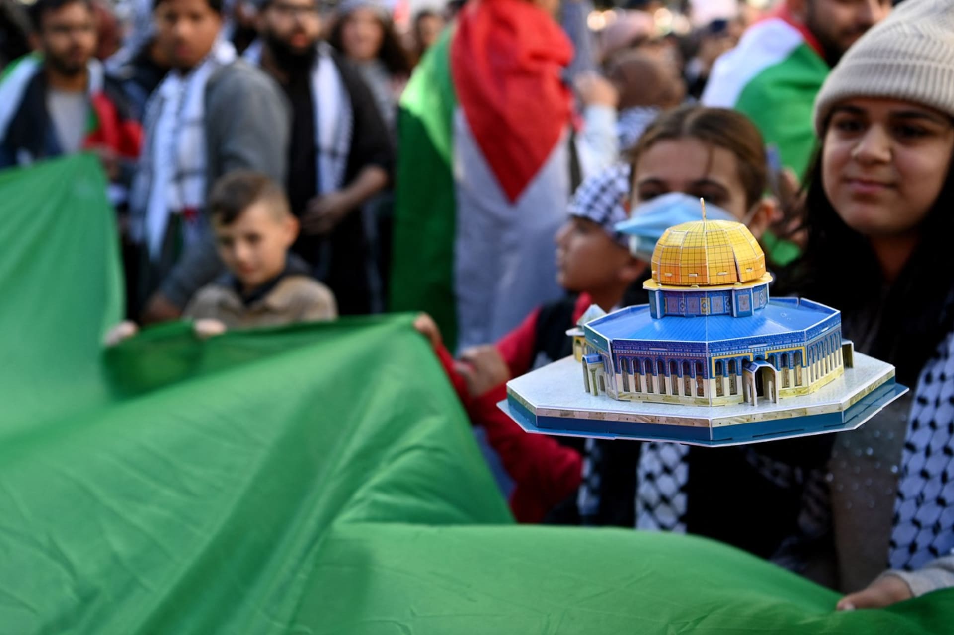Navzdory válečnému stavu chodí Izraelci i Palestinci demonstrovat do ulic. Zde palestinská žena drží model mešity al-Aksá, u které došlo před týdnem k potyčce, jež odstartovala vlnu krveprolití.