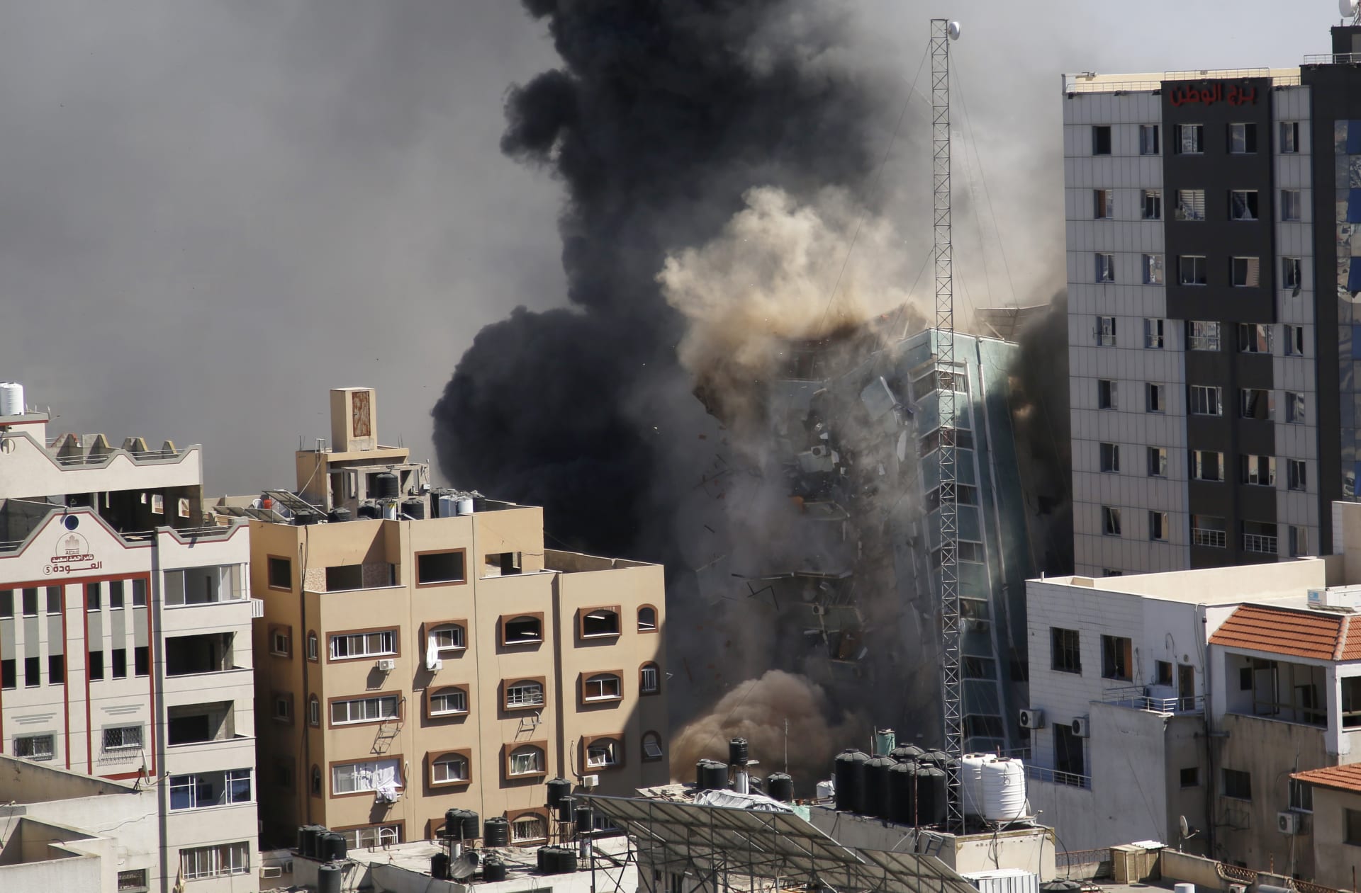 Na Blízkém východě se letos znovu rozhořel vleklý spor mezi Palestinou a Izraelem. Izrael provedl nálet na budovu v Gaze, kde sídlila zahraniční média a údajně také Hamás. 