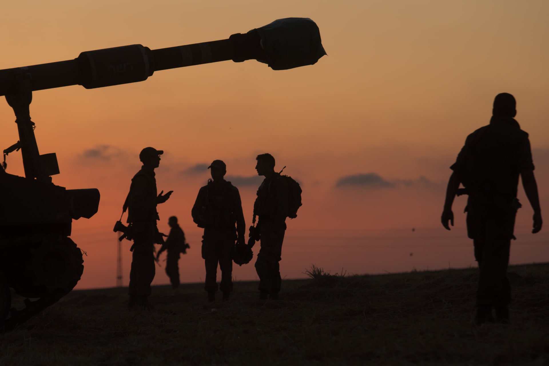 Izraelští vojáci se poblíž Gazy připravují na útok artilerie.