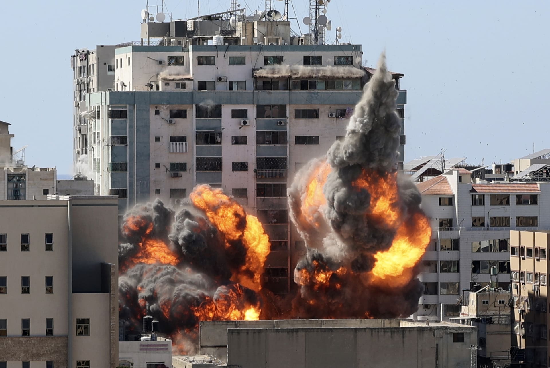 Izrael poslal k zemi výškovou budovu v Gaze, kde sídlila zahraniční média a údajně také Hamás.