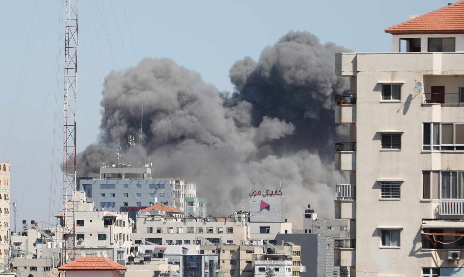 Izrael srovnal v Gaze se zemí výškovou budovu, kde sídlila AP a Al-Džazíra.