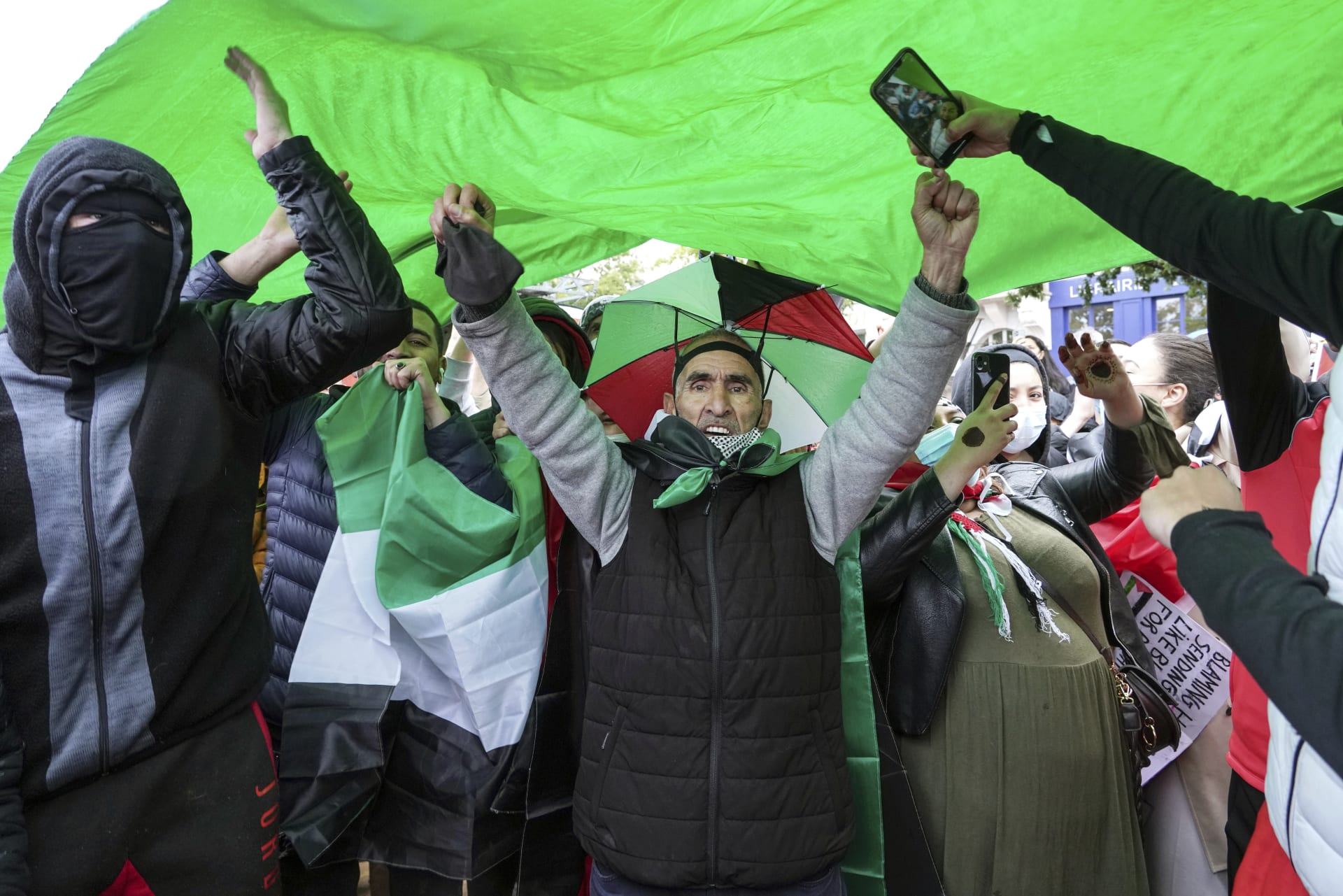 „My všichni jsme Palestinci!“ skandovala skupinka demonstrantů.