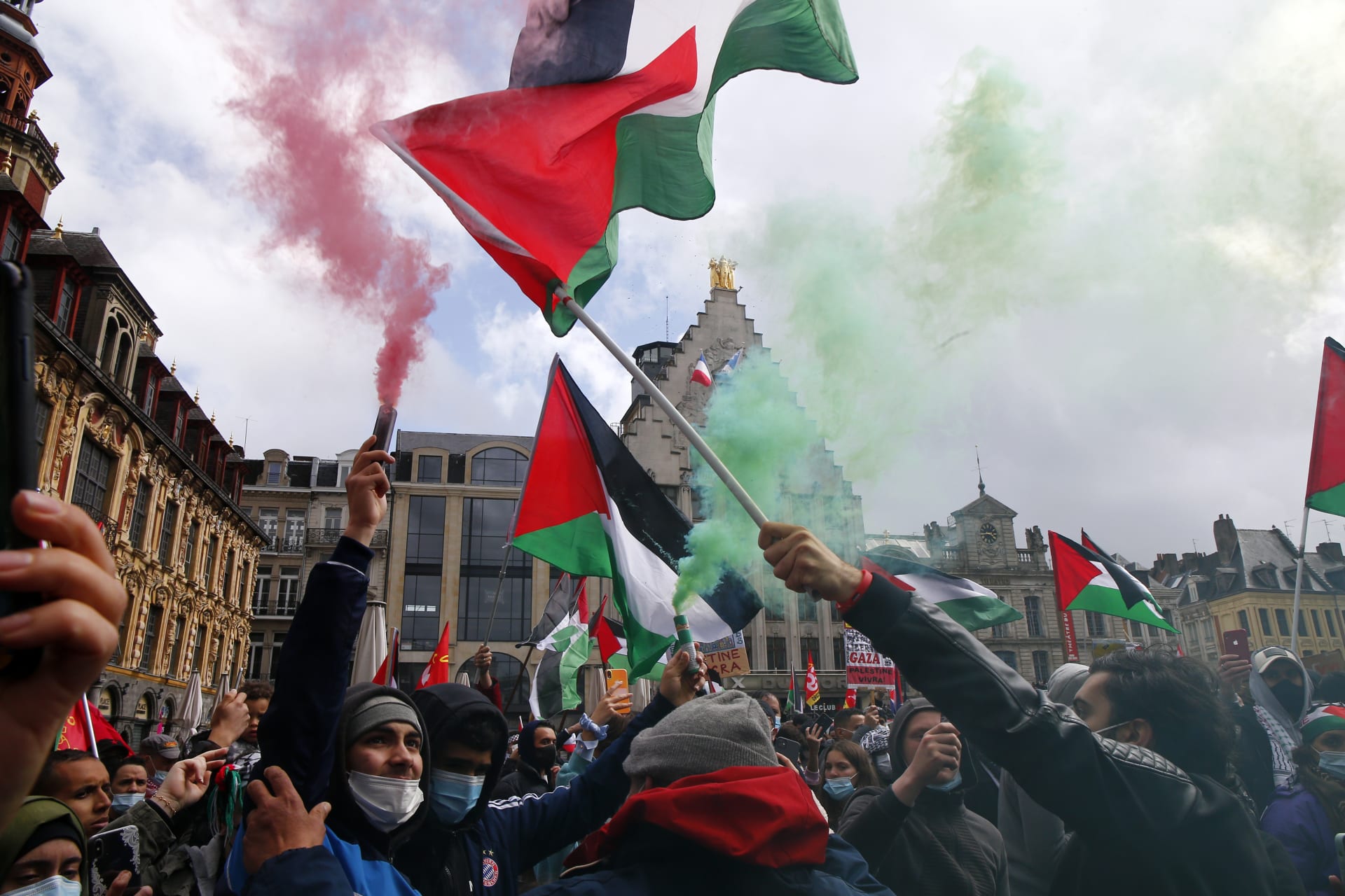 Demonstranti se i přes zákaz úřadů shromáždili ve francouzské metropoli na podporu Palestinců v době eskalace izraelsko-palestinského konfliktu.
