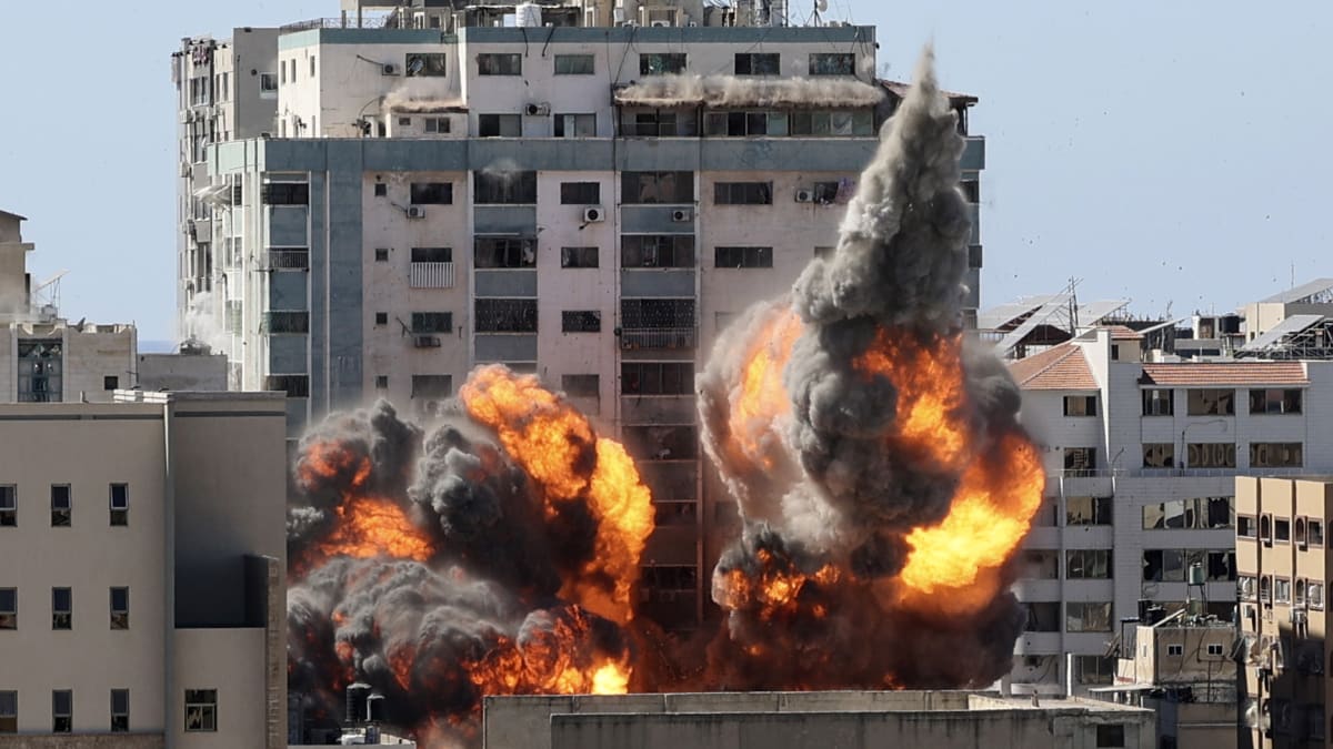 Izrael poslal k zemi výškovou budovu v Gaze, kde sídlila zahraniční média a údajně také Hamás.