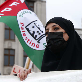 Demonstranti se i přes zákaz úřadů shromáždili ve francouzské metropoli na podporu Palestinců v době eskalace izraelsko-palestinského konfliktu.