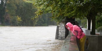 Hladina Vltavy a Labe ještě poroste, varují meteorologové. Vydatný déšť se má vrátit