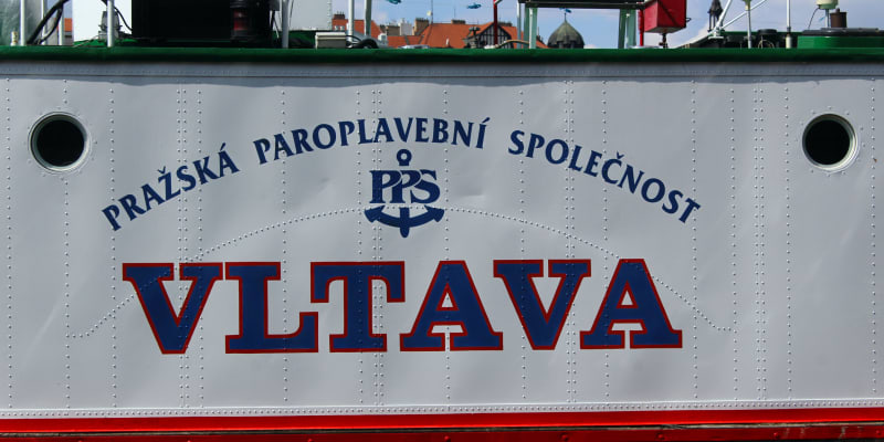 Plavba parníkem Vltava patří k oblíbeným letním kratochvílím turistů v Praze.