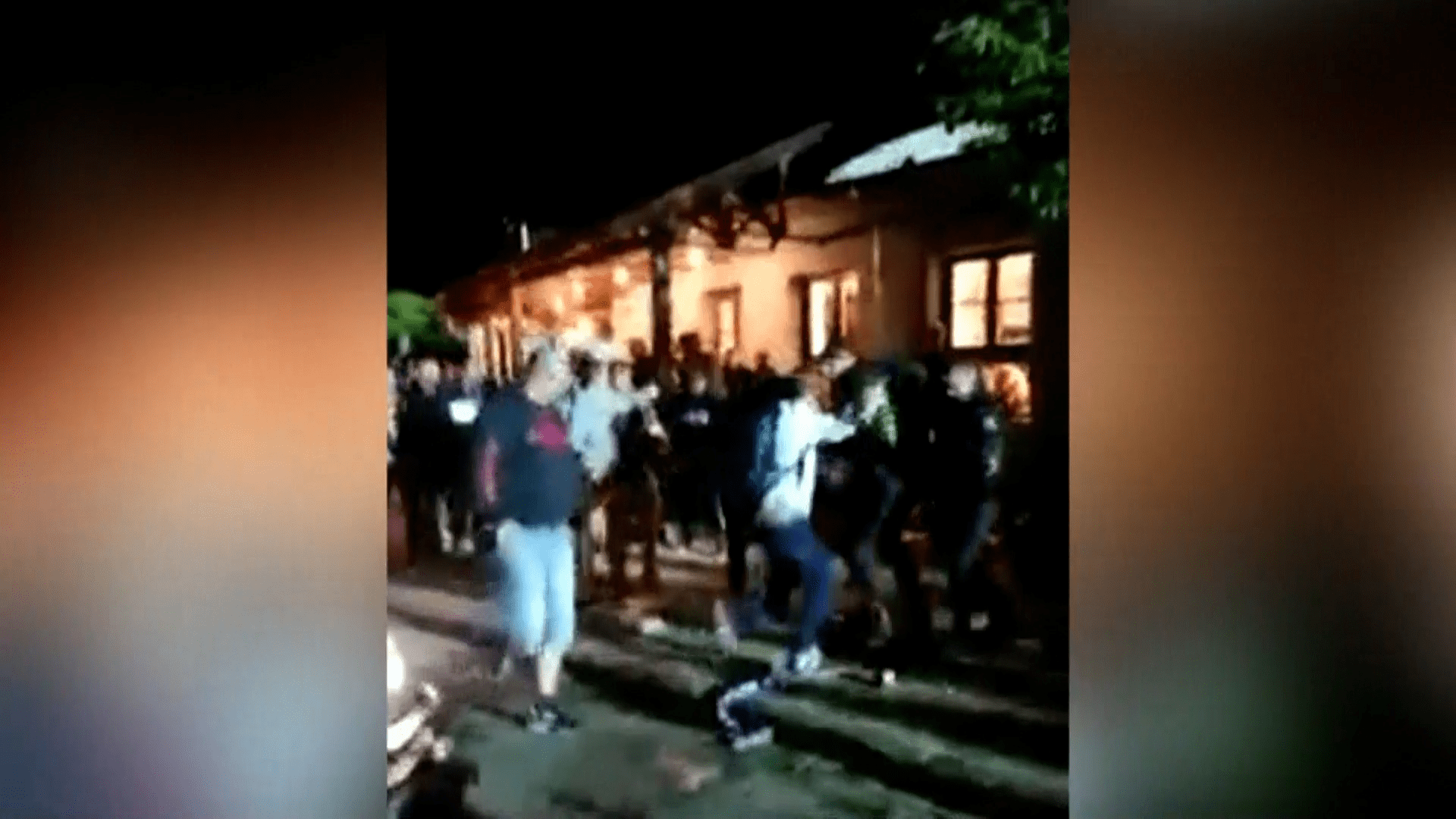 Skupina opilých fotbalových chuligánů fyzicky napadla policejní hlídku v Uherském Hradišti.