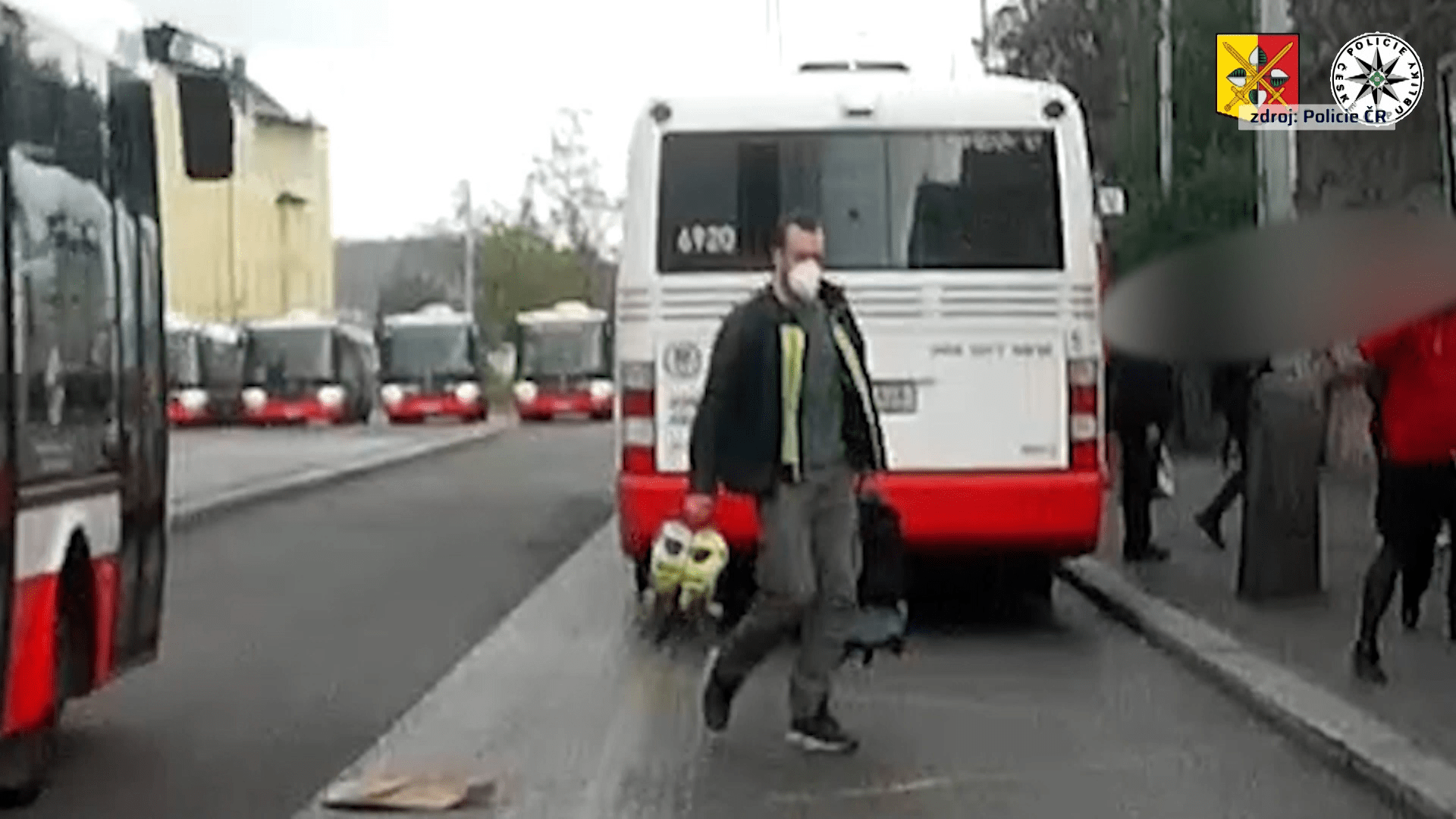 Muže, který v záchvatu vzteku rozbil dveře autobusu MHD, hledají pražští policisté.
