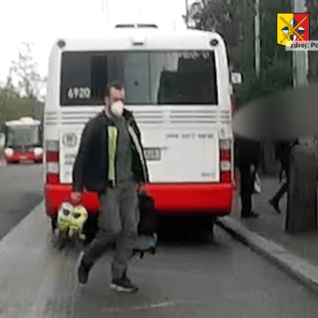 Muže, který v záchvatu vzteku rozbil dveře autobusu MHD, hledají pražští policisté.