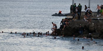 Nová migrační vlna? Do španělské Ceuty proniklo za jediný den na tři tisíce běženců