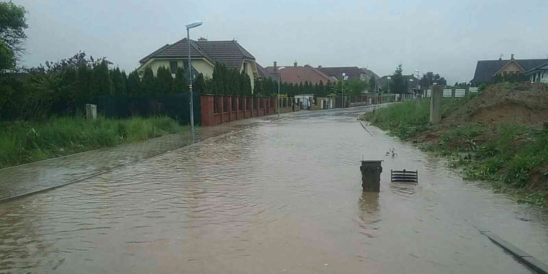 Jedna osoba zemřela na Slovensku při lokálních záplavách poté, co se u jedné z vesnic protrhla vodní nádrž.