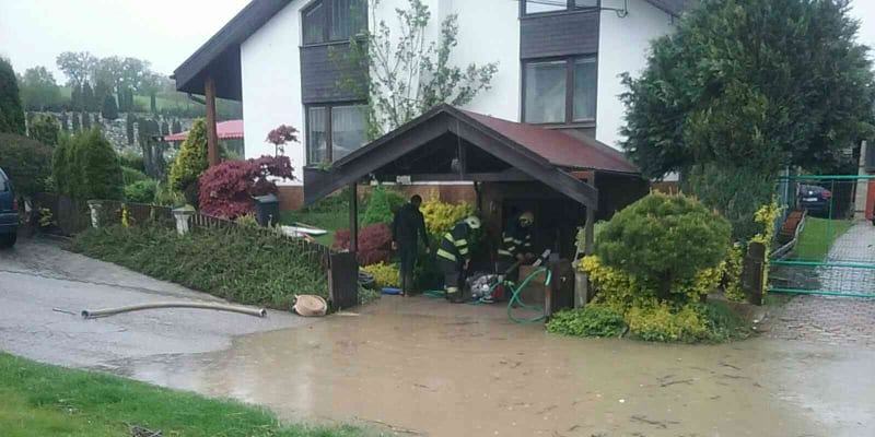 Jedna osoba zemřela na Slovensku při lokálních záplavách poté, co se u jedné z vesnic protrhla vodní nádrž.