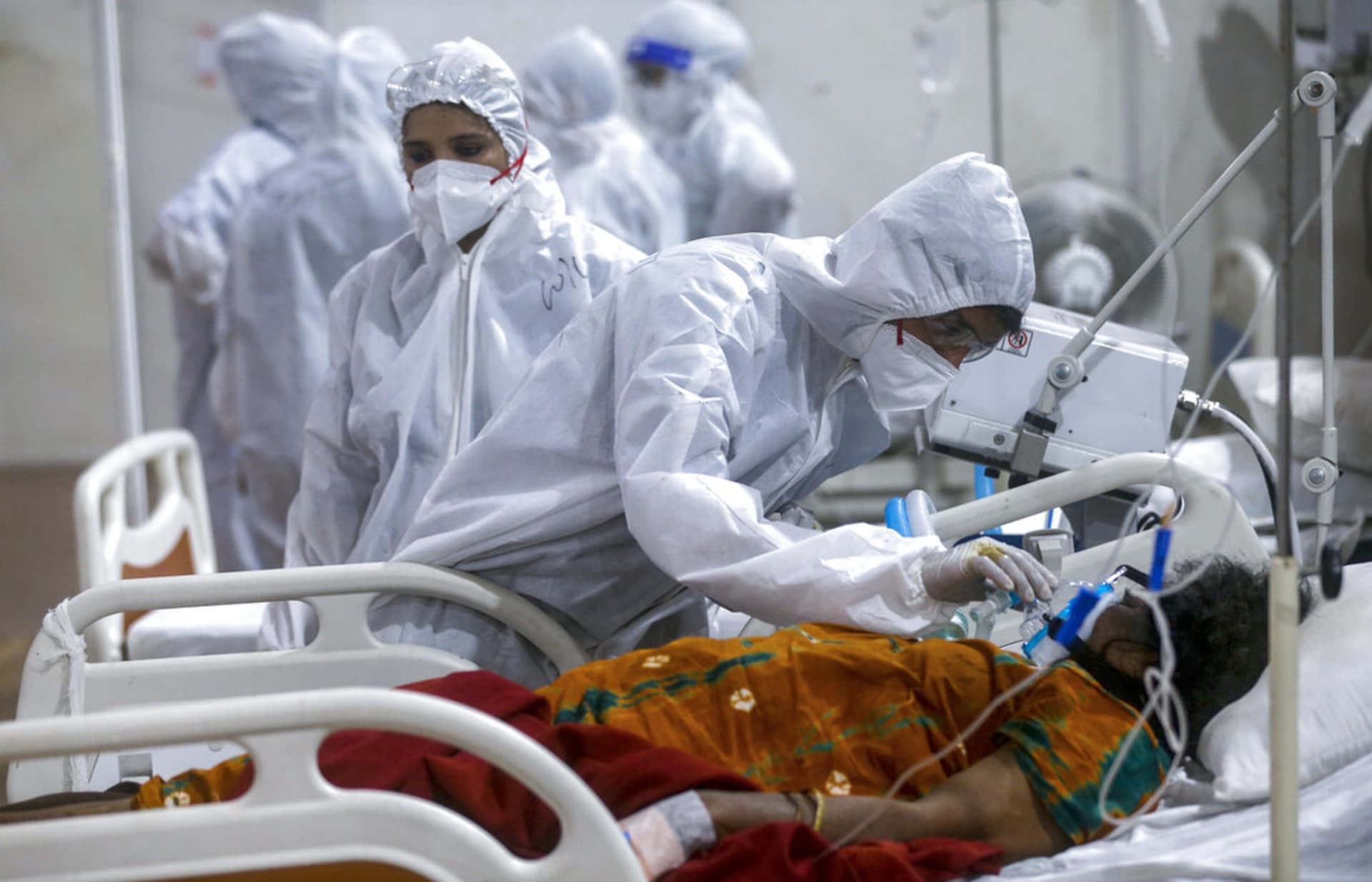 Zdravotník v nemocnici v Bombaji se snaží nasadit kyslíkovou masku jednomu z pacientů.