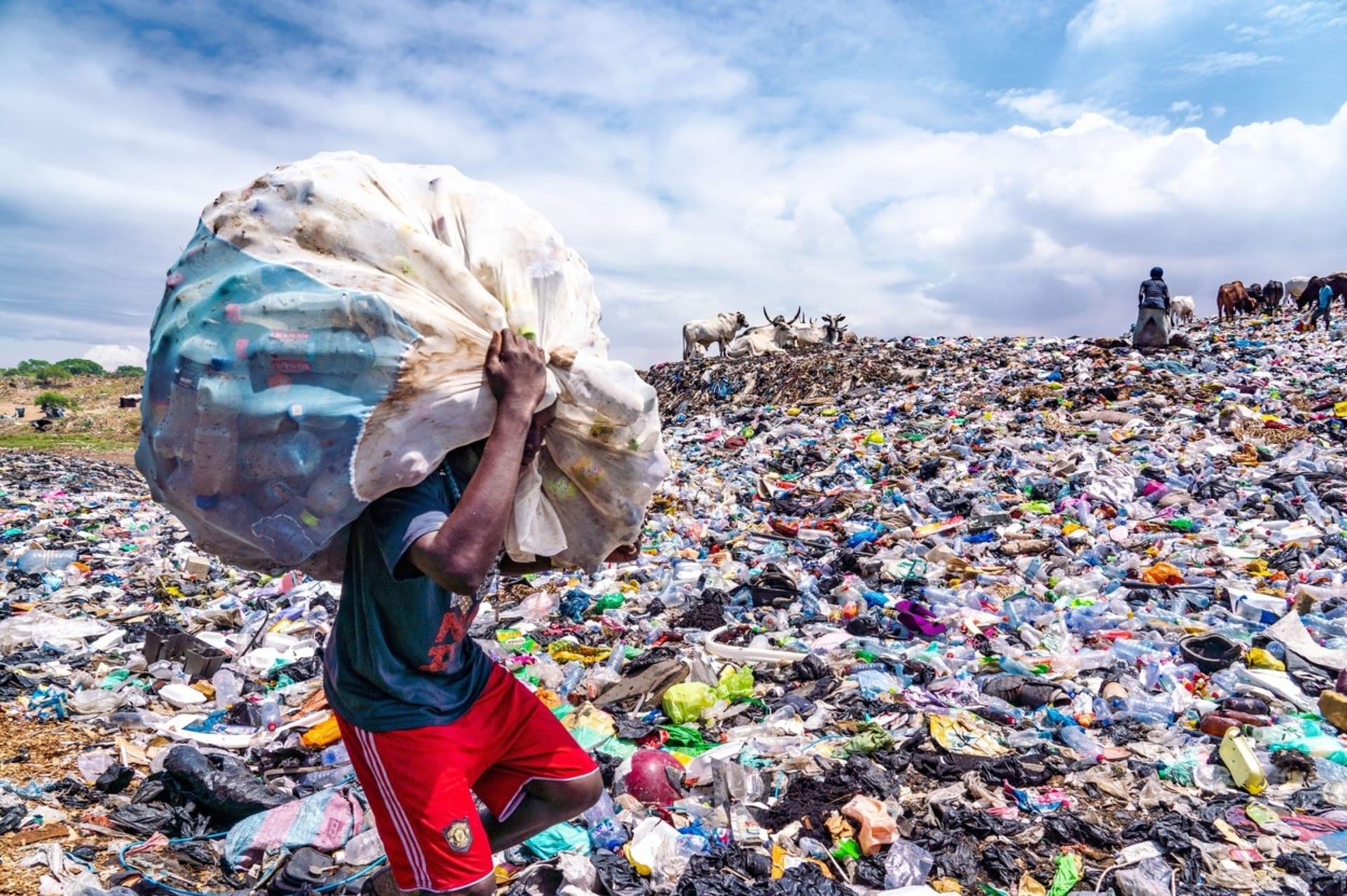 Přeplněná skládka odpadu v Ghaně
