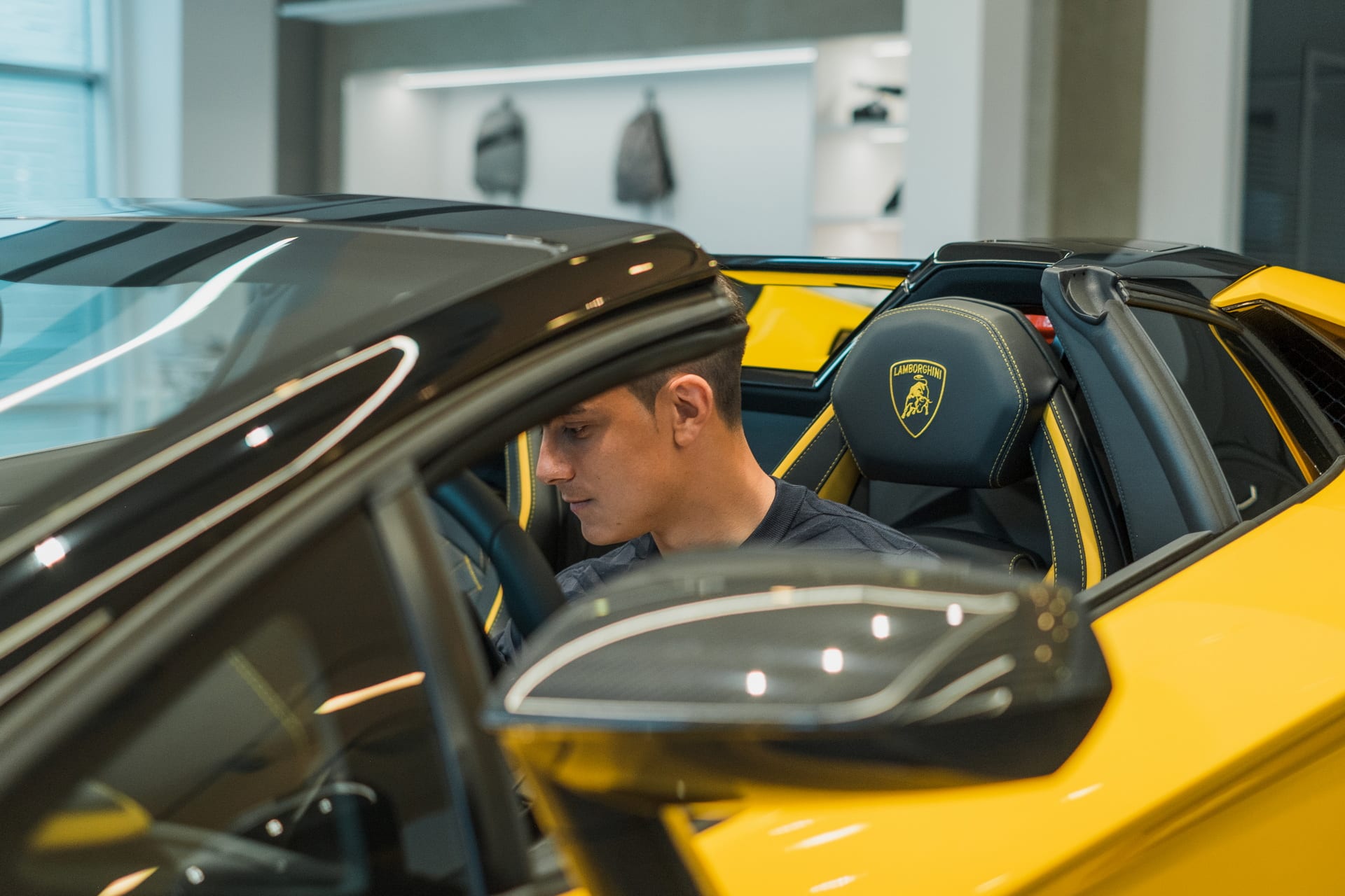 Paulo Dybala ve svém novém Lamborghini Aventador S Roadster