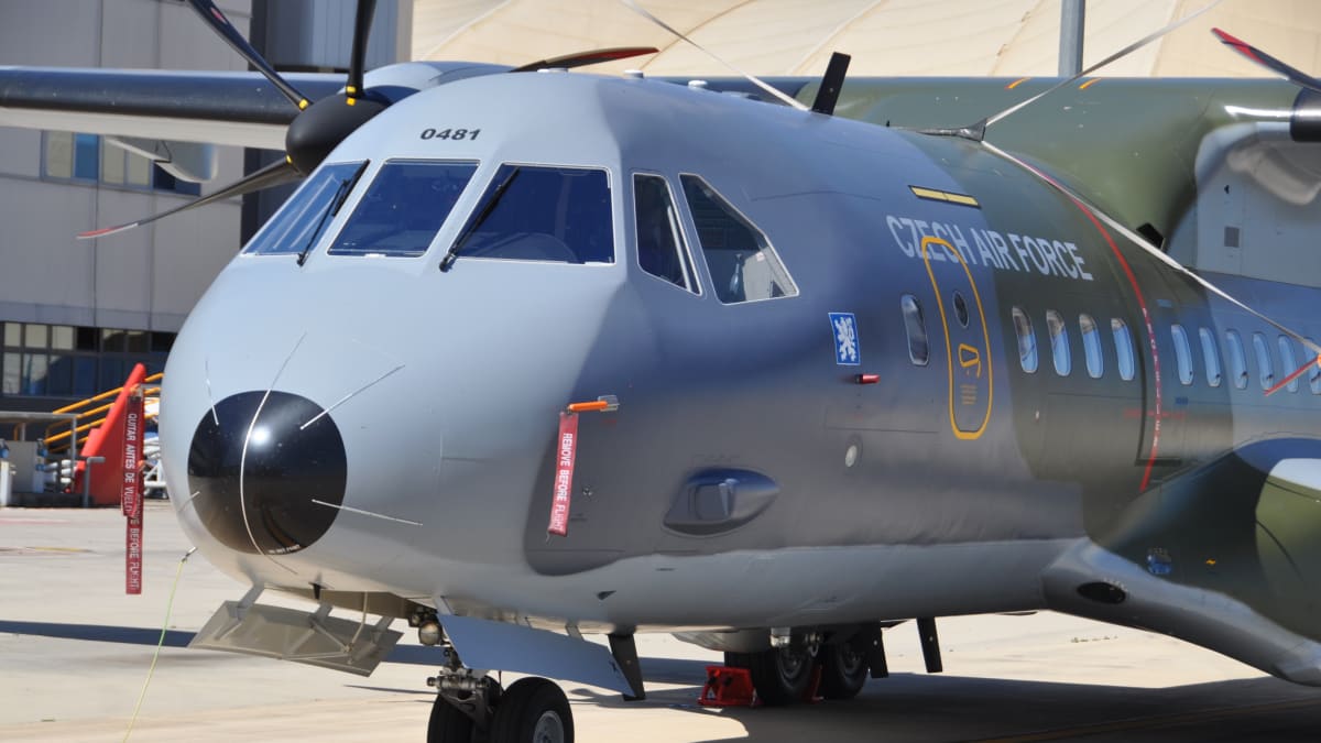 Na letišti přistane první z dvojice nových armádních transportních letounů CASA C-295MW.