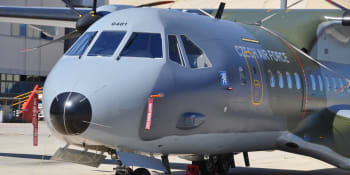 V pražských Kbelích přistál nový armádní letoun CASA. Jaká má vylepšení?