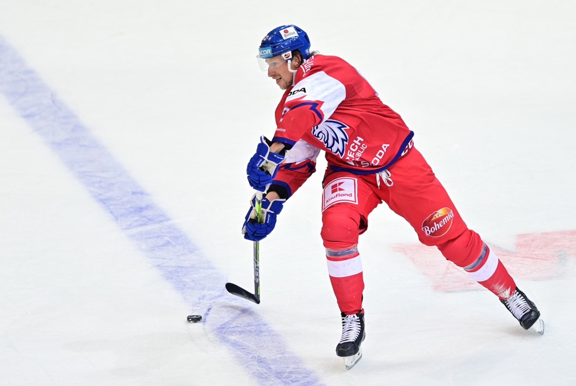 Obránce Andrej Šustr hraje v KHL za Kunlun.