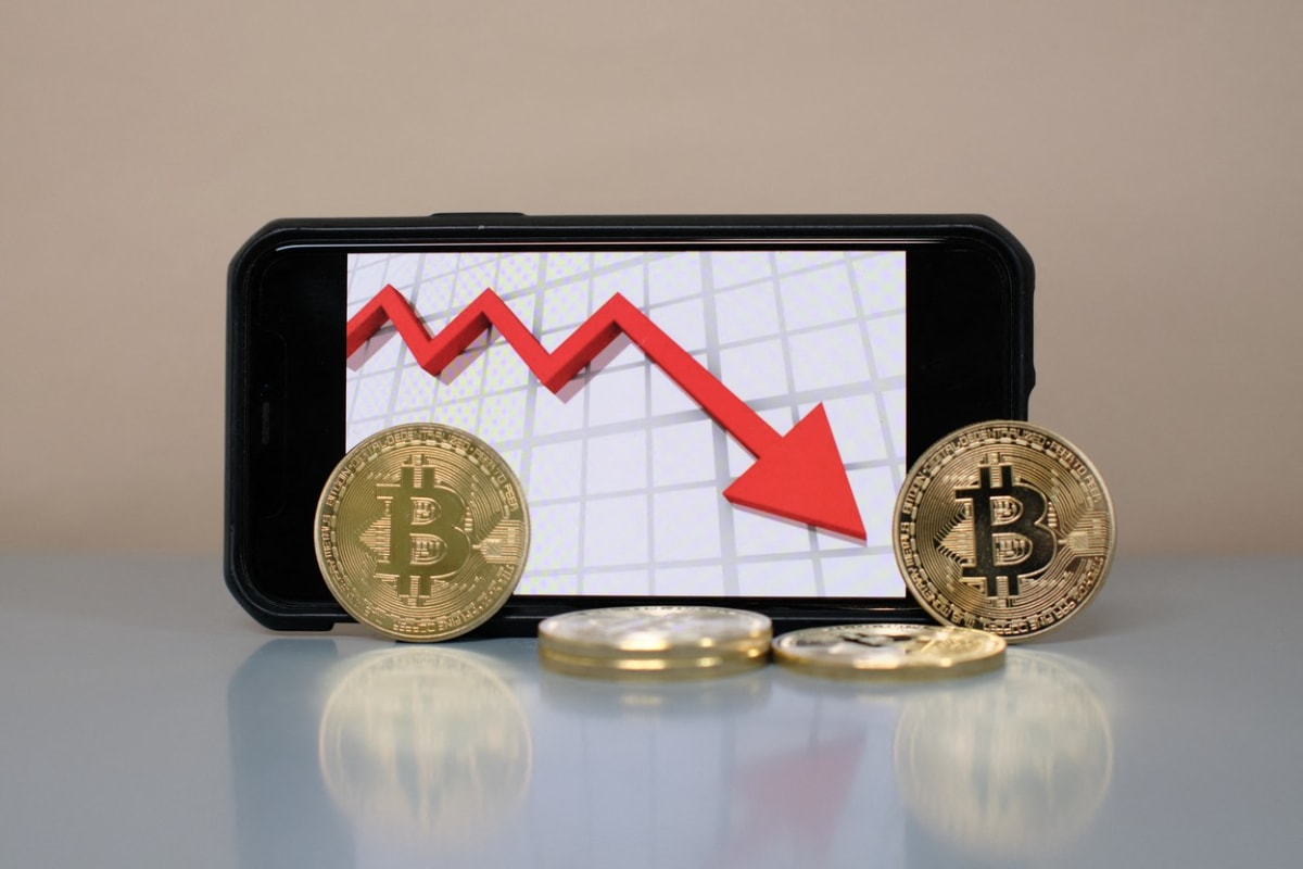 Výprodej bitcoinů zrychluje, kryptoměna ztrácí 30 procent hodnoty.