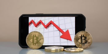 Bitcoin se prudce propadá, za měsíc ztratil polovinu hodnoty. Výprodej je v plném proudu