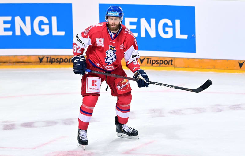 Útočník Jiří Sekáč hraje v KHL za Omsk.