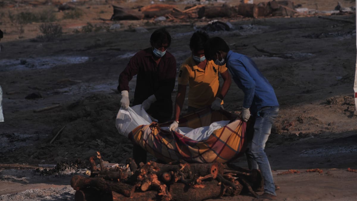 Ganga dál vyplavuje mrtvoly, jiná těla nachází policisté na břehu řeky napůl spálená.