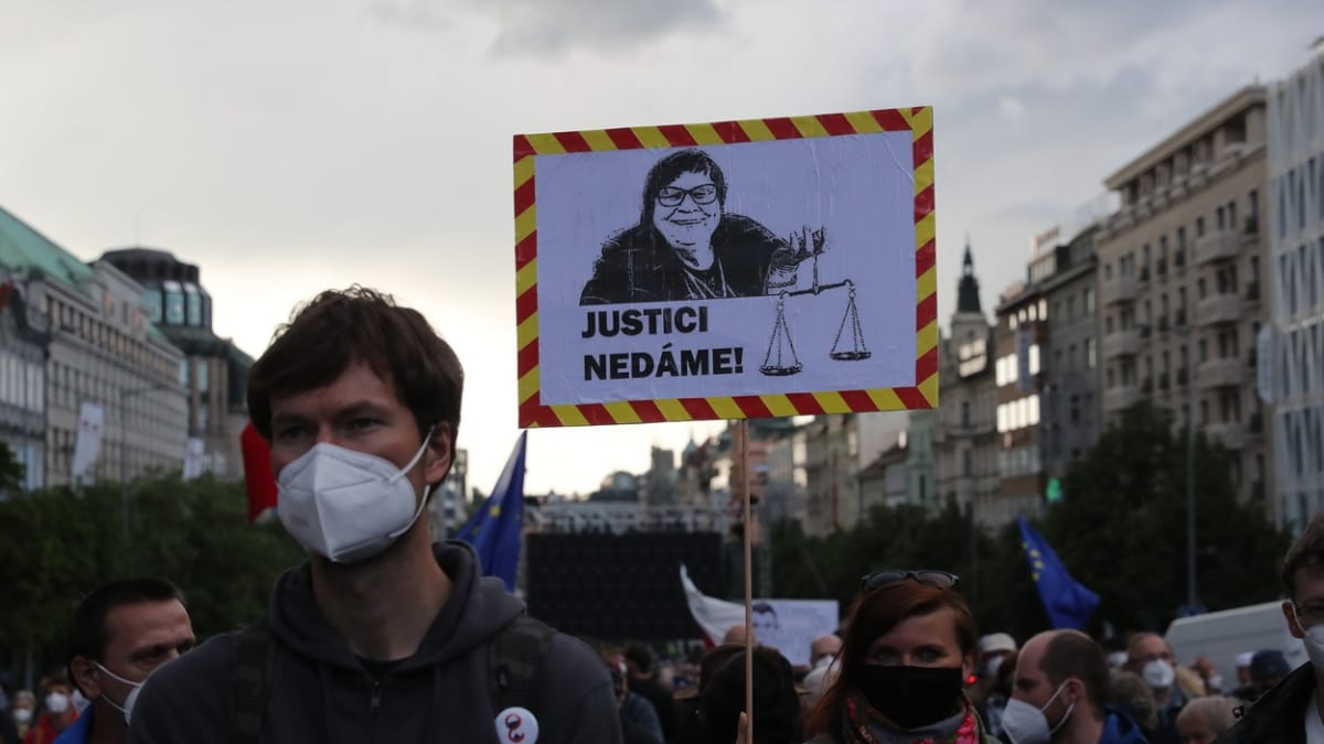Demonstranti žádali demisi ministryně spravedlnosti Marie Benešové (za ANO).