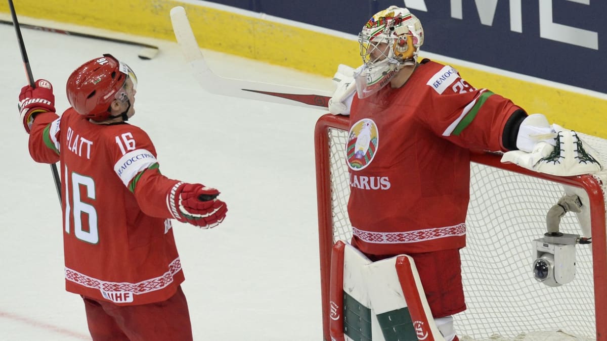 Takto slavili běloruští hokejisté vítězství na šampionátu v roce 2014. Na snímku běloruští reprezentanti, konkrétně útočník Geoff Platt a brankář Kevin Lalande, oba původem z Kanady.