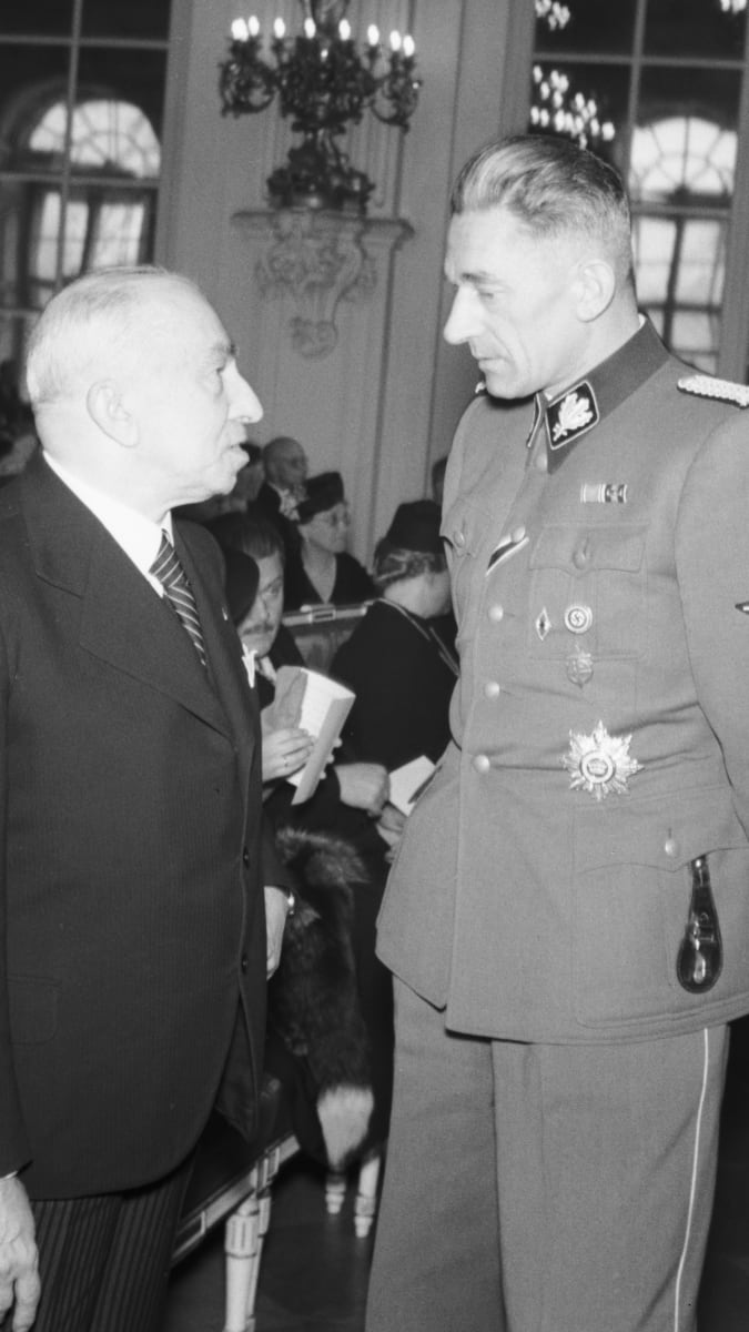 Emil Hácha s německým státním ministrem pro Protektorát Čechy a Morava K. H. Frankem 