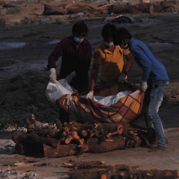 Odklízení spálených těl v Indii